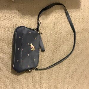 Idea win black handbag with adjustable strap.